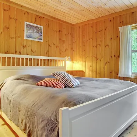 Semesterbostad Bennek - 200m From The Sea By Interhome